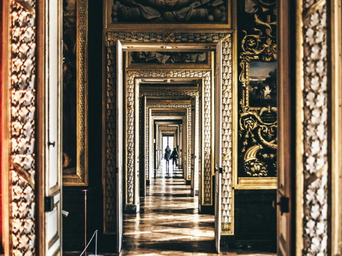 Анфилада залов в Версале, фото @Alexandre Brondino/unsplash.com Анфилада залов в Версале