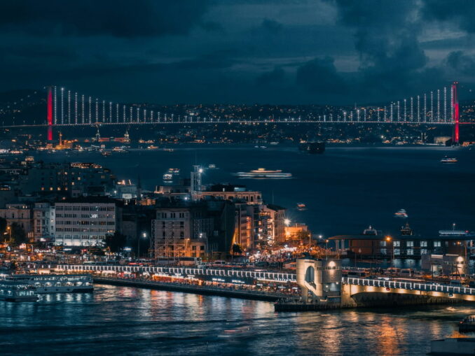 Мост через Босфор, Стамбул, фото @Ahmed Aldaie/unsplash.com Первый Босфорский мост через Босфор