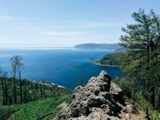 Озеро Байкал находится на границе Иркутской области и Бурятии