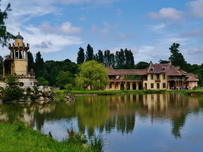 Hameau de la Reine, Версаль, фото ©Zairon/Wikimedia Commons/CC BY-SA 4.0 Деревня Королевы, Hameau de la Reine в Малом Трианоне в Версале