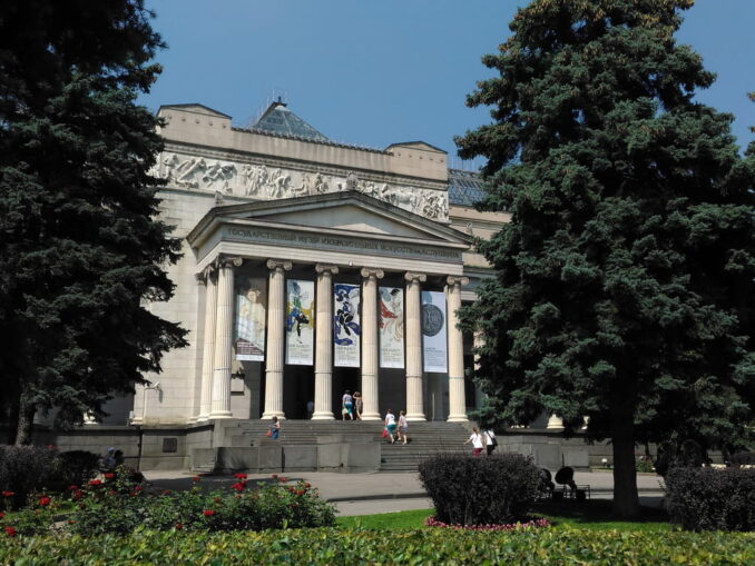 Вход в Главный корпус ГМИИ