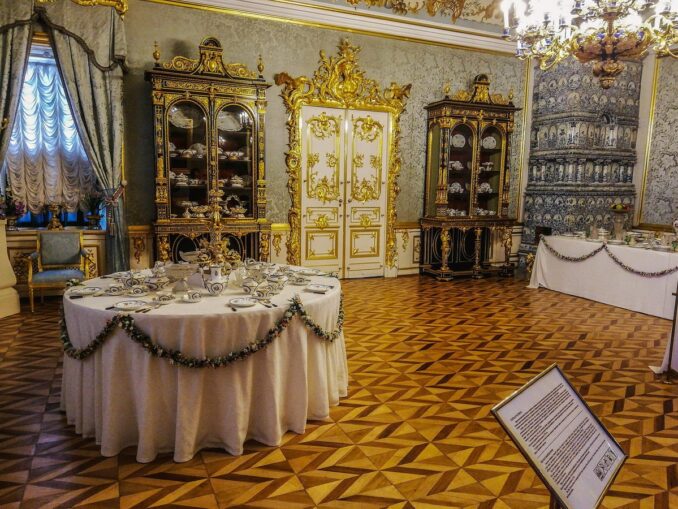 Голубая гостиная Большого Петергофского дворца, фото @Александровы АГ/Wikimedia Commons Голубая гостиная - залы Большого Петергофского дворца оформлены в стиле барокко и рококо