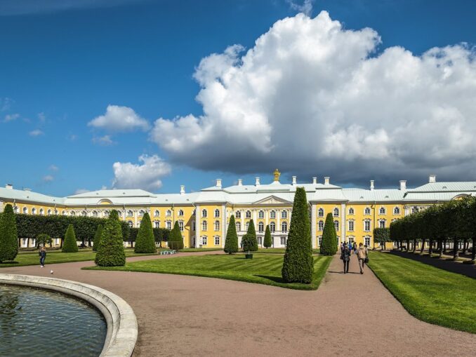 Верхний сад Петергофа, фото @Alex'Florstein'Fedorov/Wikimedia Commons Верхний сад Петергофа