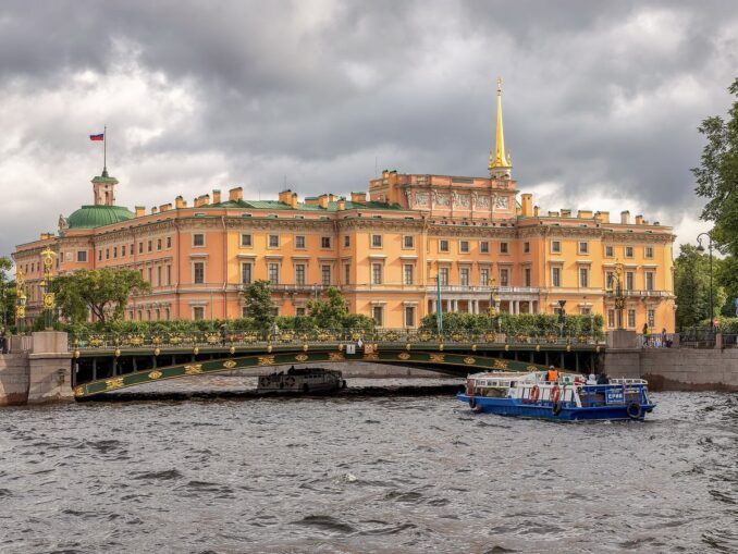 Михайловский замок, вид с реки Фонтанки, фото @Елена Нечипоренко/Wikimedia Commons Согласно легенде, Михайловский замок окрашен в цвет перчаток фаворитки императора Павла I