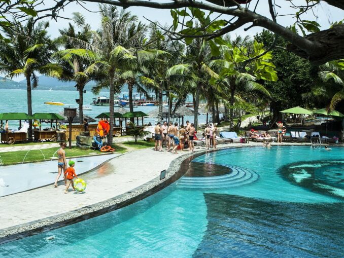 Пляж с бассейном в Нячанге, фото @Phạm Thúy An/Wikimedia Commons На пляже Dream Beach в Нячанге есть собственный бассейн, фото @Phạm Thúy An/Wikimedia Commons