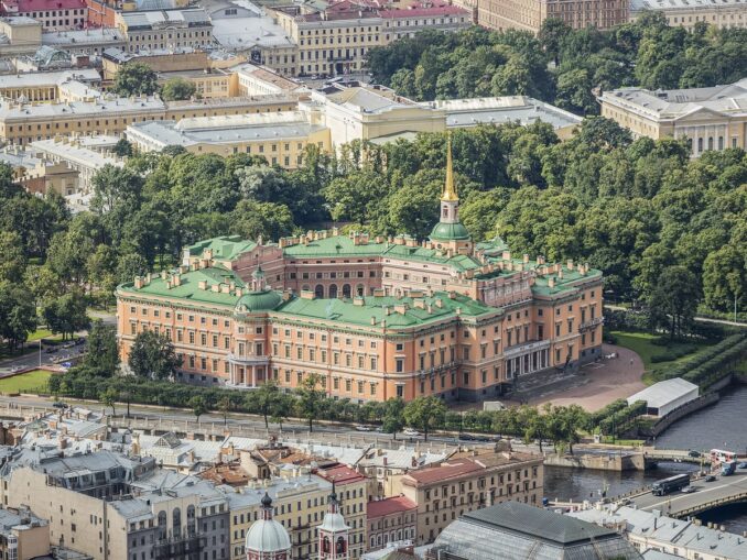 Михайловский замок в Санкт-Петербурге, фото @Godot13/Wikimedia Commons Михайловский замок в Санкт-Петербурге имеет форму каре