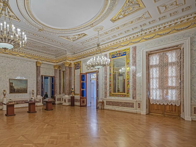 Парадная опочивальня императрицы Марии Федоровны в Михайловском замке, фото @A.Savin/Wikimedia Commons Зал Инженерного (Михайловского) замка в Санкт-Петербурге