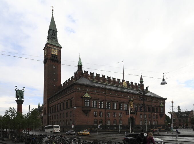 Копенгагенская Ратуша, фото @Falk2/Wikimedia Commons Ратуша в Копенгагене - узнаваемая достопримечатльность Дании