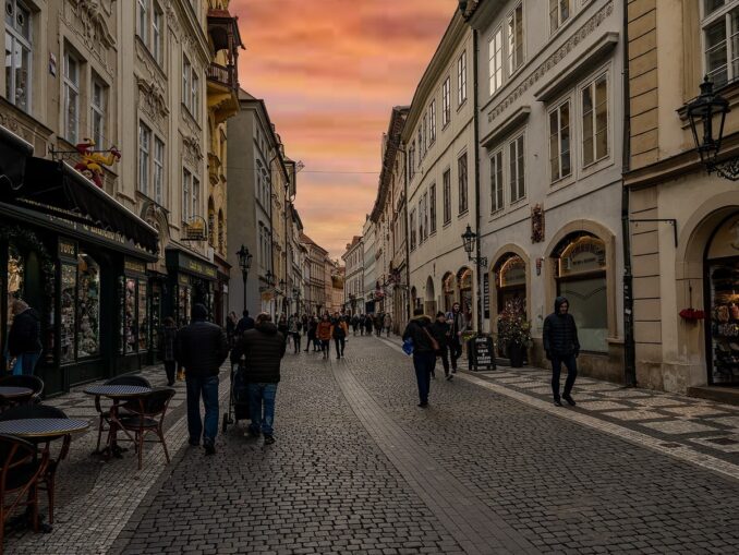Пражская улица в ноябре, фото @nimrodins/Pixabay.com В ноябре в Прагу стоит взять теплую одежду