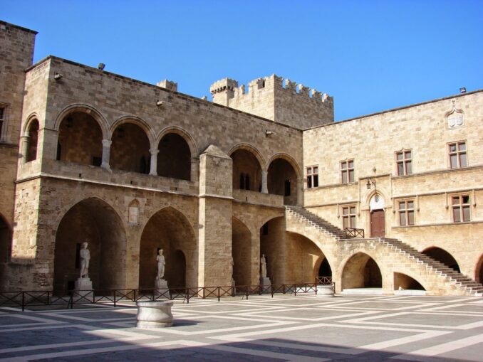 Дворец Великих магистров на Родосе, фото @Go-2-nice-places/Wikimedia Commons Дворец Великих магистров на Родосе нужно посмотреть обязательно