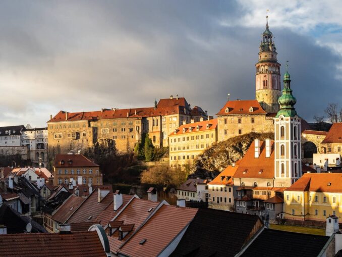 Замок в Чески-Крумлове, фото @Danijel Mihajlovic/Wikimedia Commons Однодневные туры из Праги часто посещают Чески-Крумлов