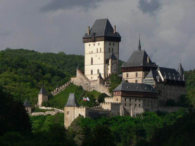 Замок Карлштейн рядом с Прагой, фото vitavalka/Pixabay.com Чтобы съездить из Праги в замок Карлштейн, потребуется всего час