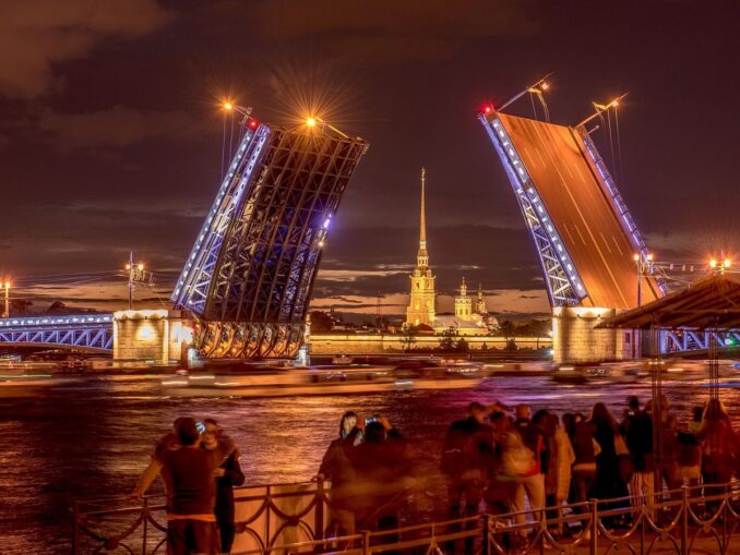 Во Питере летом нужно посмотреть развод мостов над Невой