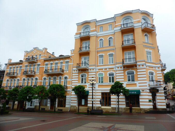 Санаторий Нарзан в Кисловодске, фото @Kemal KOZBAEV/Wikimedia Commons Санаторий Нарзан с лечением в Кисловодске - корпус Центральный