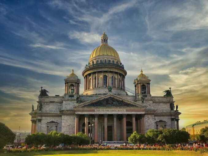 Исаакиевский собор - одна из главных достопримечательностей Питера