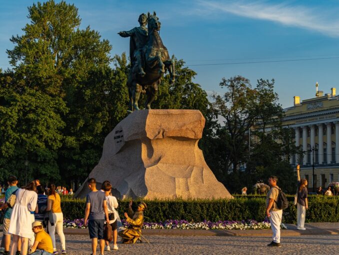 Летом в Санкт-Петербурге туристам стоит сходить на Сенатскую площадь