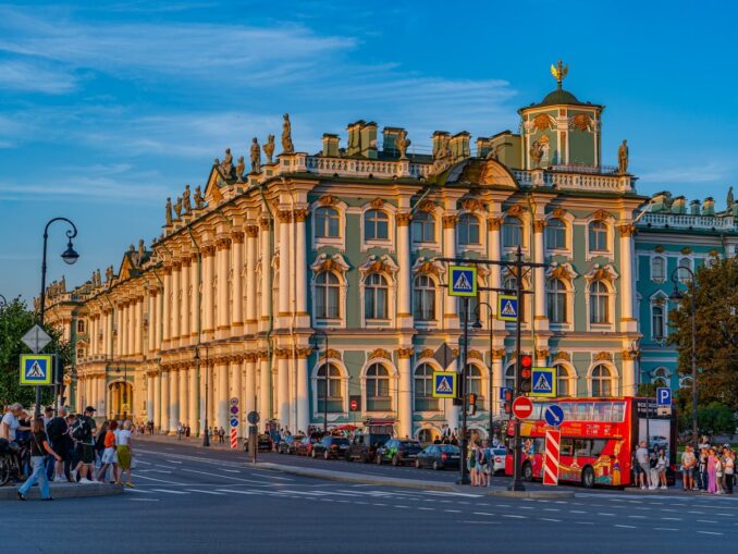 Зимний Дворец в Санкт-Петербурге, фото disk.yandex.ru/d/g991vRTU3uvmOA Зимний дворец в Питере можно посмотреть за день