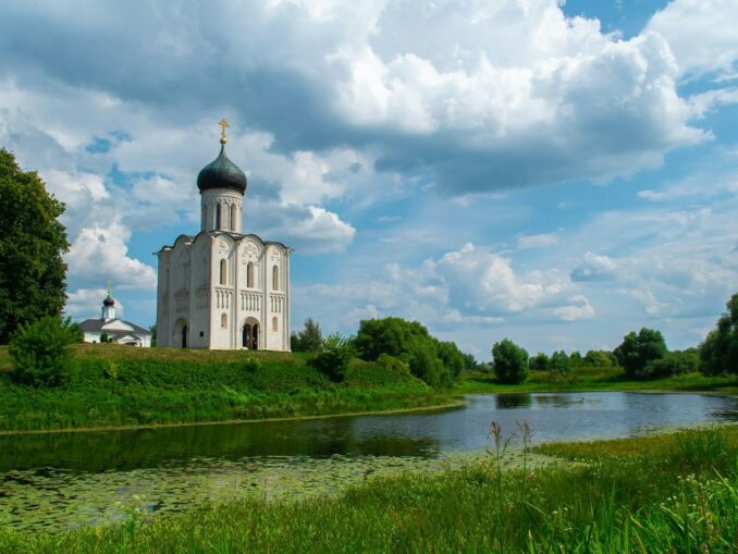 Храм Покрова-на-Нерли можно посмотреть по пути в Нижний Новгород из Москвы