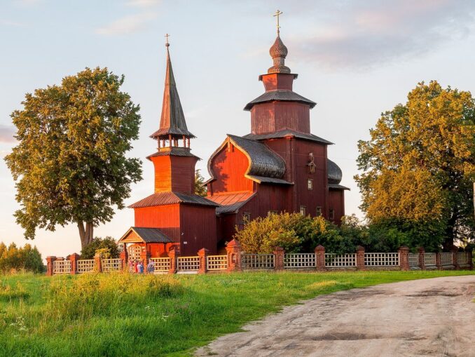 Церковь Иоанна Богослова, село Богослов, фото @Own work/Wikimedia Commons село Богослов с церковью 17 века