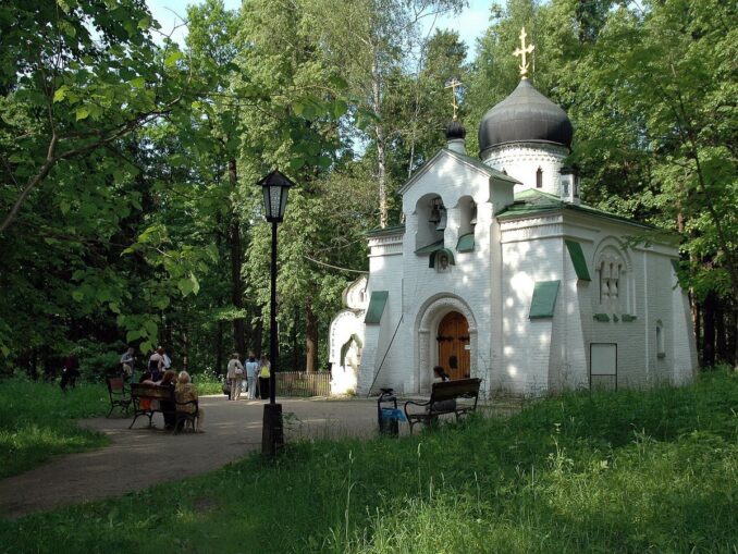 Церковь Спаса Нерукотворного в Абрамцево, фото @Юрий Кепа/Wikimedia Commons Церковь Спаса Нерукотворного в Абрамцево нужно посетить обязательно