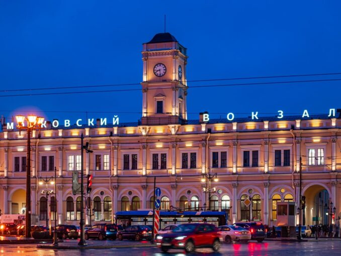 Московский вокзал - дешевле всего добраться до Питера из Москвы на поезде