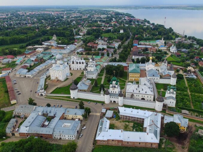 Ростовский Кремль, фото @Own work/Wikimedia Commons В Ростове Великом туристу нужно сходить в Ростовский Кремль
