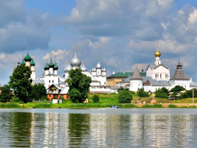 Кремль в Ростове Великом, фото @Tanya50/Pixabay.com Ростовский Кремль - одна из главных достопримечательностей Золотого кольца России