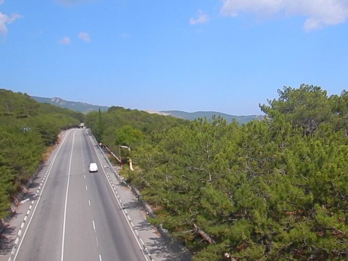 Южнобережное шоссе в Крыму, фото @Roma Neus/Wikimedia Commons По Южнобережному шоссе из Ялты можно добраться до нижней станции канатной дороги на Ай-Петри