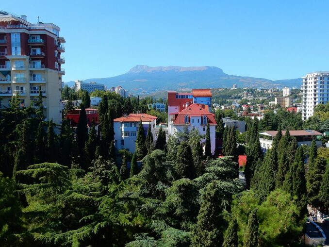 Алушта, Крым, фото @Roma Neus/Wikimedia Commons Температура воздуха в июне в Алуште может достигать +30 градусов Цельсия