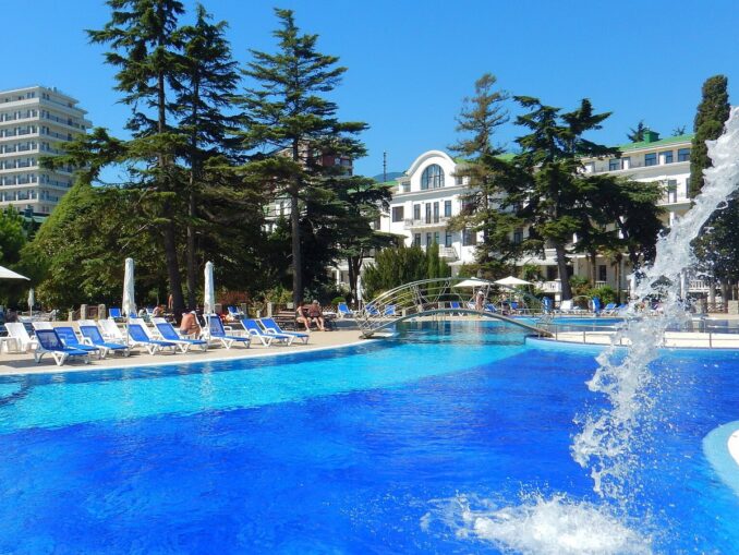 Бассейн на территории отеля в Алуште в Крыму