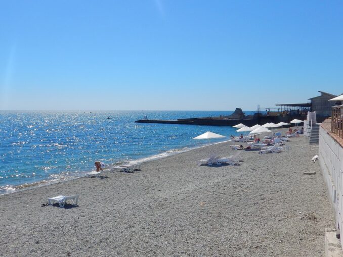 Профессорский уголок в Алуште - начало сезона, фото @Roma Neus/Wikimedia Commons Профессорский уголок - в Алуште в июне можно купаться в Черном море, фото @Roma Neus/Wikimedia Commons