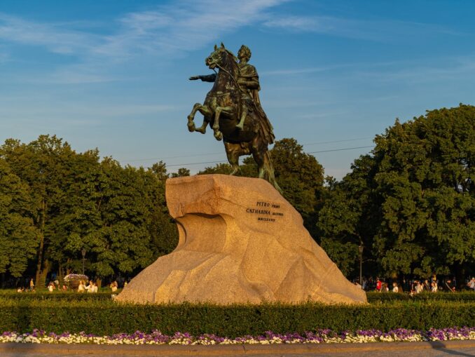 "Медный всадник" - именно в июле в Санкт-Петербург в России стоит ехать на отдых