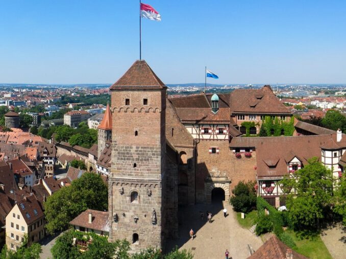 Замок Нюрнберга, вид с Сильвертурм, фото @garten-gg/Pixabay.com В Нюрнберге можно посетить сохранившийся замок, вид с Сильвертурм
