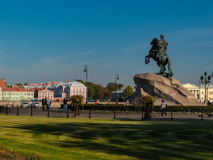 Сенатская площадь, в Санкт-Петербурге в сентябре становится мало туристов