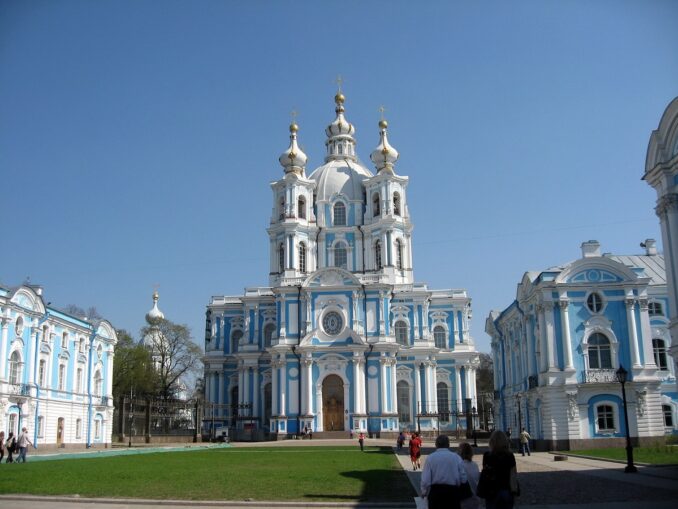 Смольный собор в Санкт-Петербурге, фото @Dezidor/Wikimedia Commons Смольный собор в Санкт-Петербурге - одно из интересных мест, куда нужно сходить