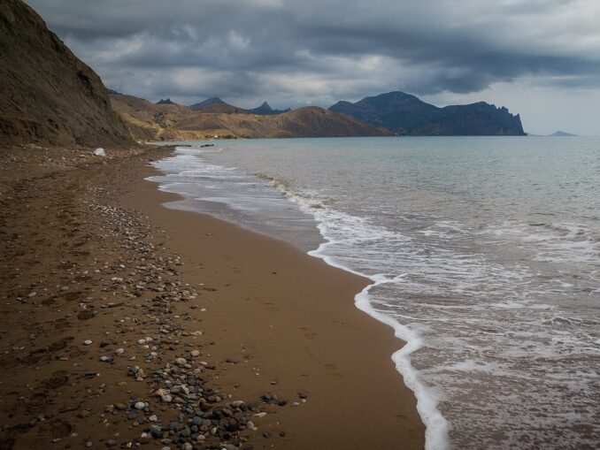 Капсельская бухта в Крыму, фото @Max Dawncat/Wikimedia Commons Капсельская бухта - в Крыму в ноябре все еще можно искупаться... в теории