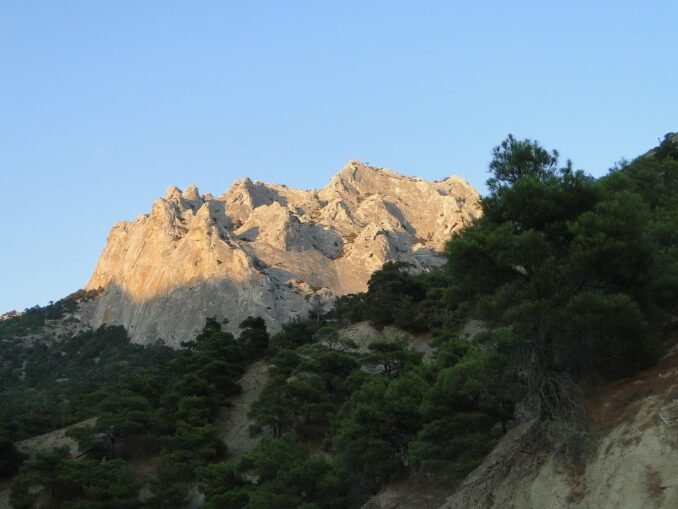 Новый Свет, гора Сокол, фото @Наталья Филатова/Wikimedia Commons Гора Сокол в Новом Свете