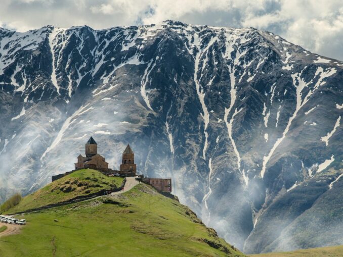 Троицкая церковь, Грузия, фото unsplash.com/@imangm Троицкую церковь в Гергети нужно посмотреть в Грузии в мае