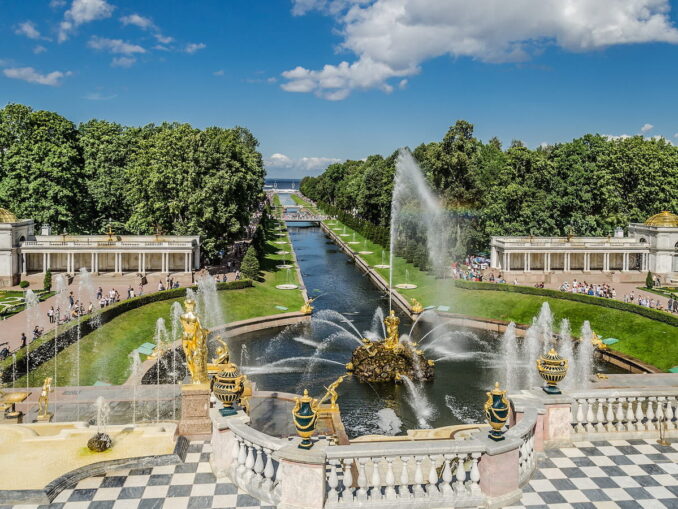 Вид на Нижний парк в Петергофе, фото @Alex 'Florstein' Fedorov/Wikimedia Commons Большой каскад и Нижний парк в Петергофе вы увидите в любом случае