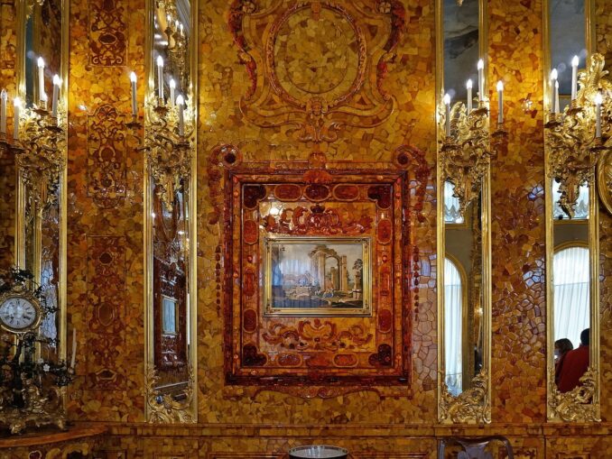 Янтарная комната, фото @Reshinna/Wikimedia Commons Янтарная комната находится в Большом Екатерининском дворце в Пушкине