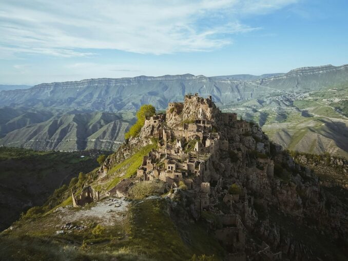 Аул-призрак Гамстуль в Дагестане манит даже знойным летом, фото unsplash.com/@eugene_rus В Дагестане стоит посетить аул Гамстуль