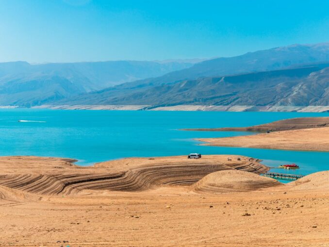 Увидеть Чиркейское водохранилище в Дагестане нужно обязательно, фото unsplash.com/@drook Чиркейское водохранилище в Дагестане - погода в августе идеально подходит для визита