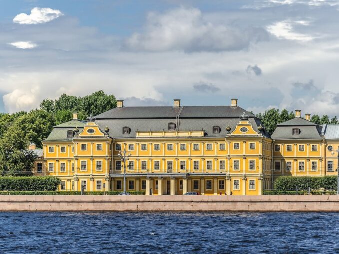 Меншиковский дворец, Санкт-Петербург, фото @Alex 'Florstein' Fedorov/Wikimedia Commons Меншиковский дворец в Санкт-Петербурге летом стоит посетить обязательно