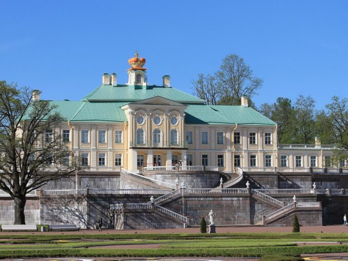 Большой Меншиковский дворец, Ораниенбаум, фото @Chezenatiko/Wikimedia Commons Большой Меншиковский дворец в Ломоносове - главный парковый фасад