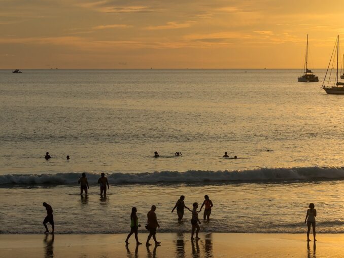 На пляже Най Харн на Пхукете можно купаться и в октябре, фото Phuket@photographer.net/Wikimedia Commons На Пхукет в октябре можно купаться на пляже Най Харн