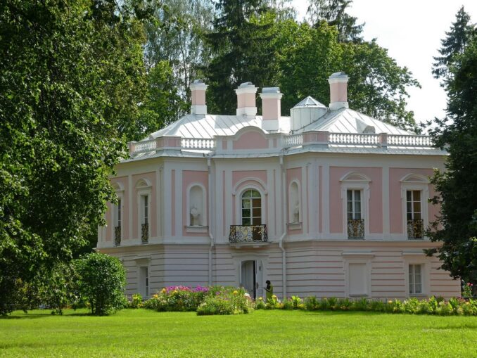 Дворец Петра III, Ораниенбаум, фото @Екатерина Борисова/Wikimedia Commons В Ораниенбауме сегодня можно посетить дворец Петра III