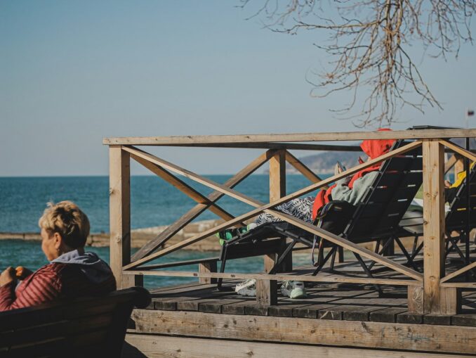 Отдых на море в Сочи в ноябре, фото unsplash.com/@udashov Сочи - в ноябре в России хорошо отдыхать на море, много солнечных дней