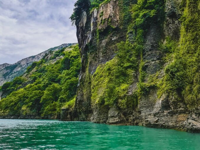 Прогулка по Сулакскому каньону в жаркие дни приятно освежает, фото unsplash.com/@ilg1z По Сулакскому каньону в Дагестане в августе приятно совершить прогулку на катере