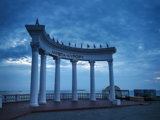 Беседка-ротонда в Алуште осенним вечером, фото @Skif-Kerch/Wikimedia Commons/CC BY-SA 4.0 В сентябре в Алуште хорошо отдыхать на море, туристов мало