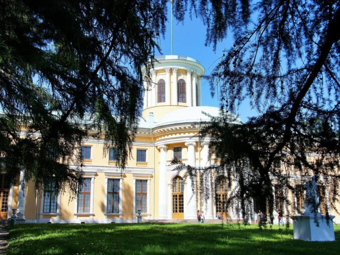 Дворец в Архангельском, фото @Вахе Екатерина/Wikimedia Commons Дворец - архитектурная доминанта усадьбы в Архангельском